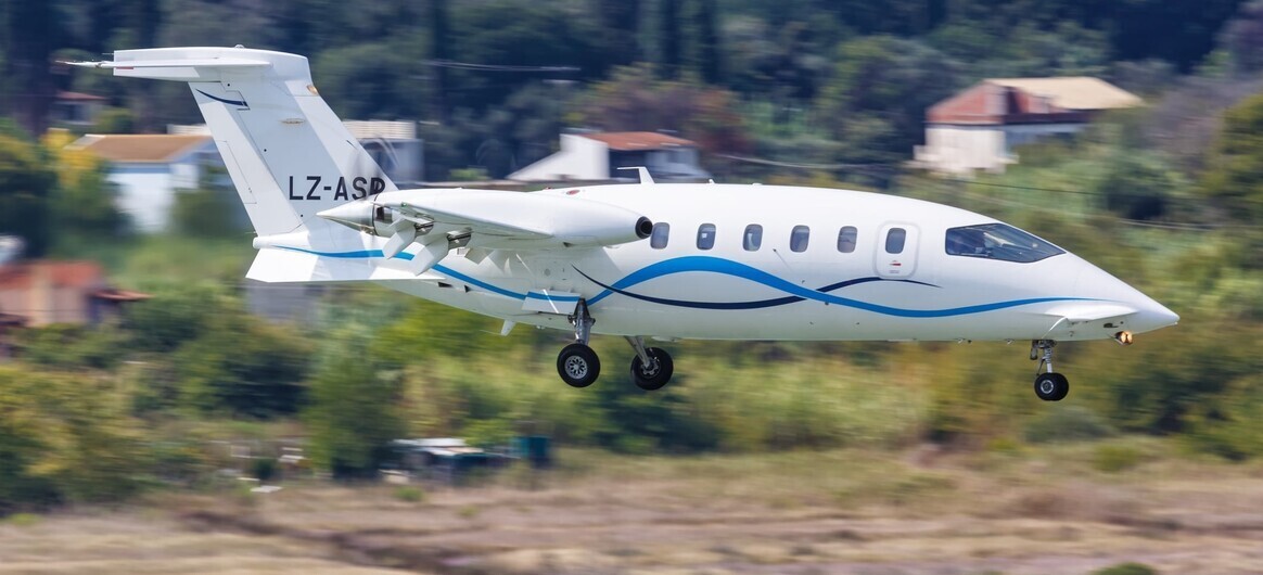 Piaggio P-180 Avanti II coming into land