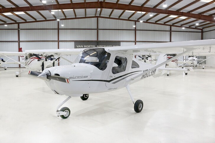 Cessna 162 Exterior