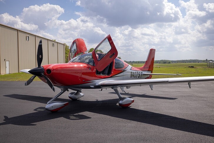 Cirrus SR22 G6 Exterior