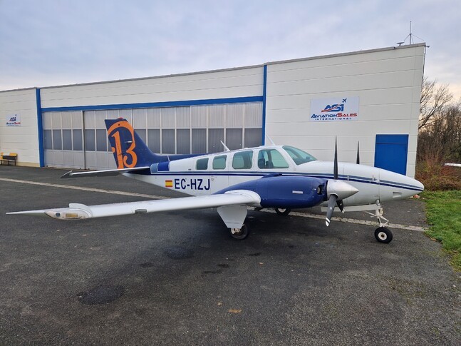 Beechcraft 58 Baron Exterior